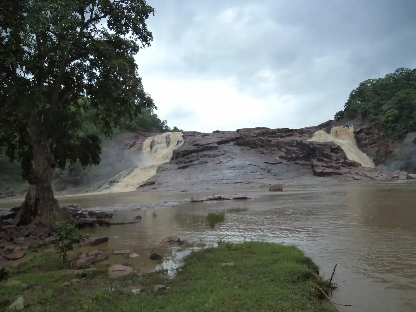 Kuntala waterfalla, both streams
