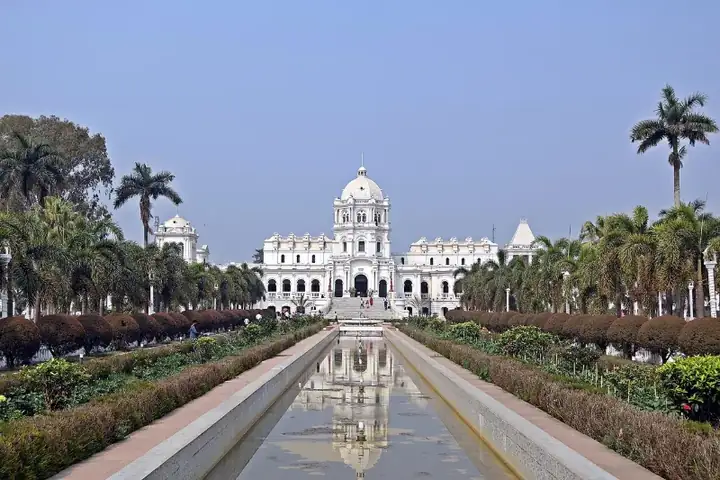 Ujjayanta Palace as seen from the midpoint of the avenue