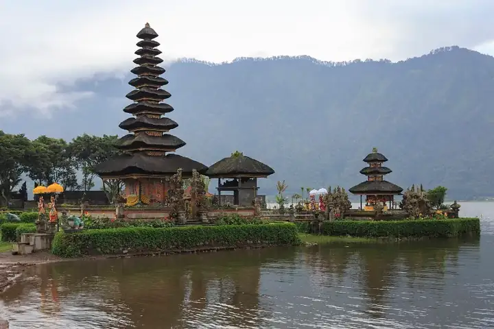 Brantan Bali Pura Ulun Danu