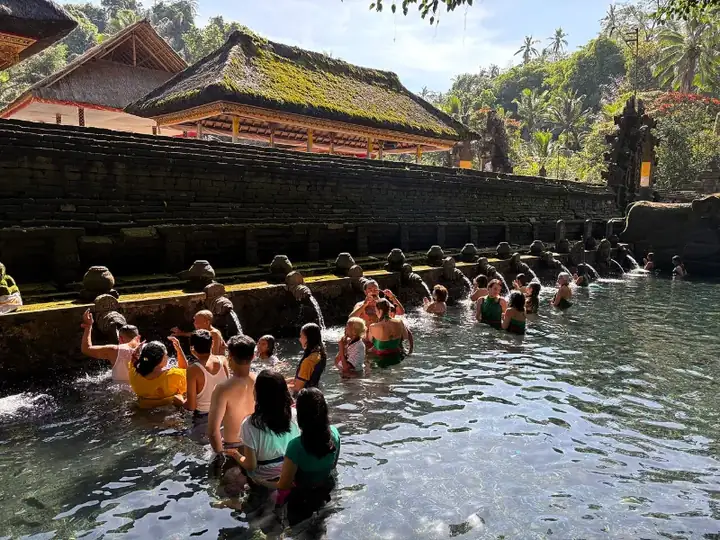 Bali - bathing at Pura Tirta Empul - img