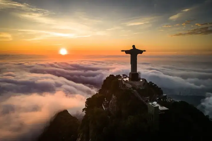 Redentor Over Clouds