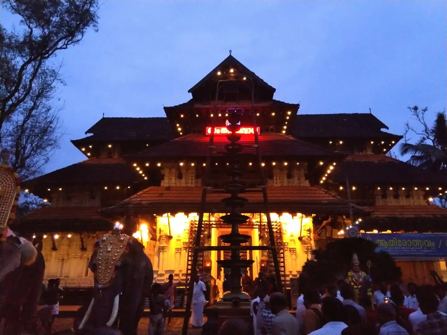 Vadakkunnathan temple at night - December