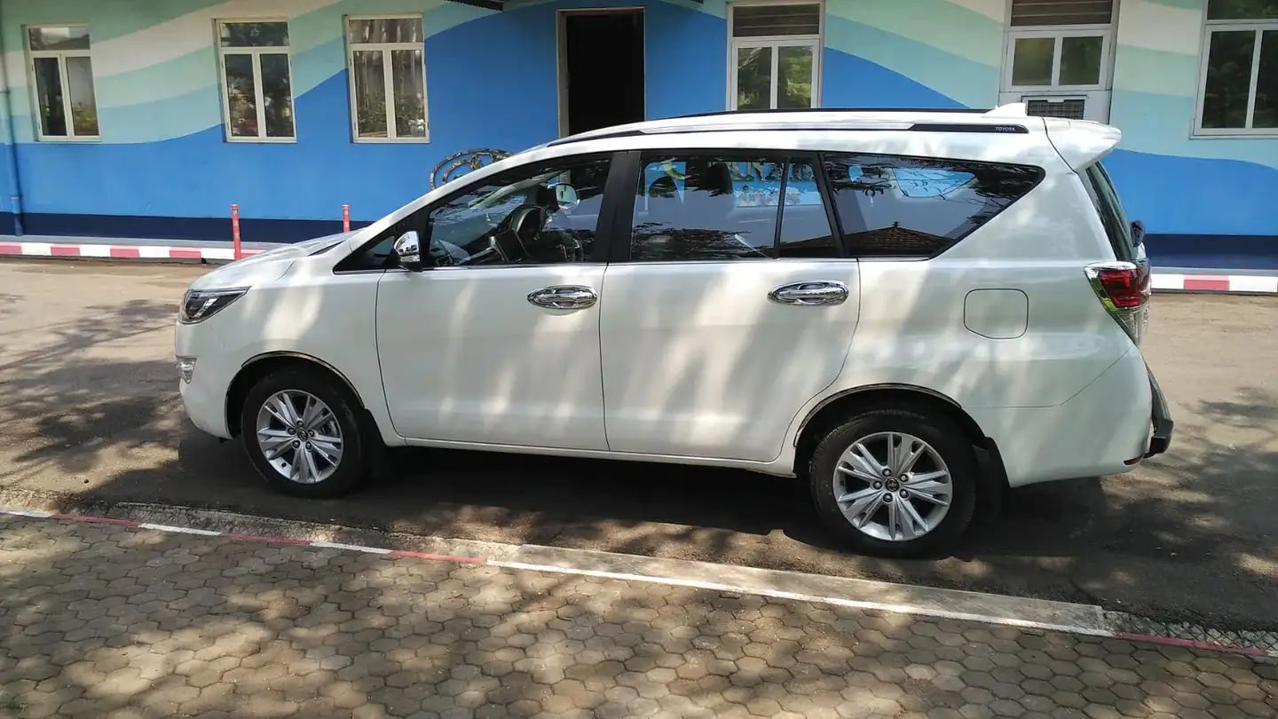 Toyota Innova Crysta 2.4 Z side