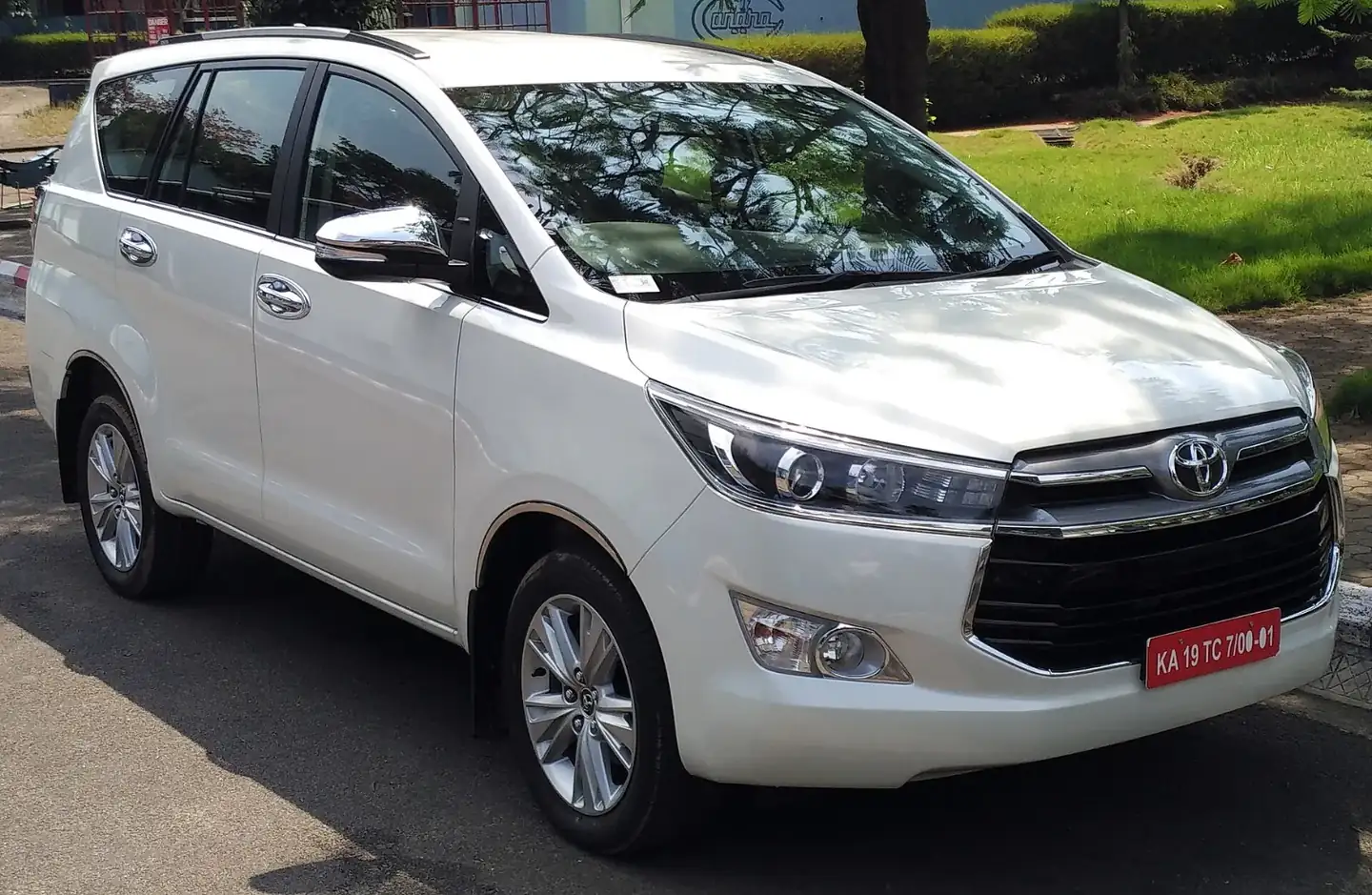 Toyota Innova Crysta 2.4 Z front right