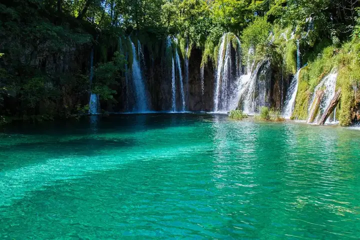 Croatia : Discover Zagreb, Split, Plitvice Lakes, and Dubr