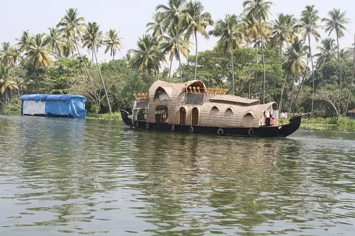 House Boats at Vambanatt Lake,Kumarakom,Alleppy - panoramio