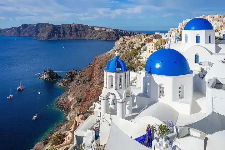 Three domes of Oia in Santorini Photo by Giles Laurent