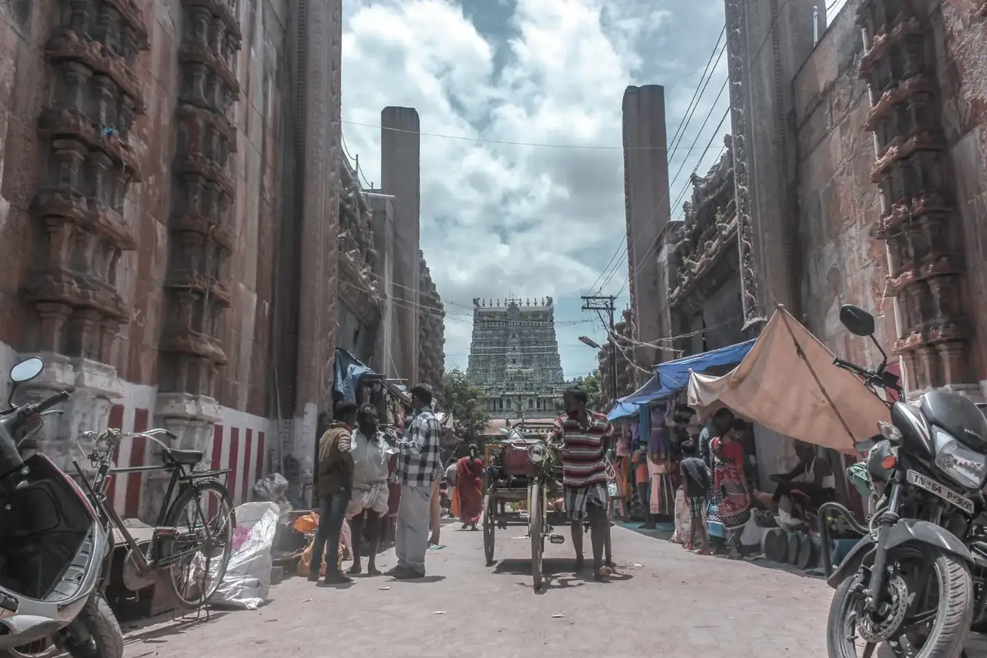 Madurai Meenakshi Amman Temple street