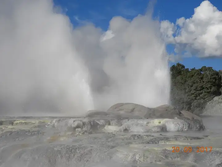 Pohutu geyser