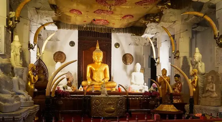 Temple of the Tooth, Sitting Buddha statues.- Kandy