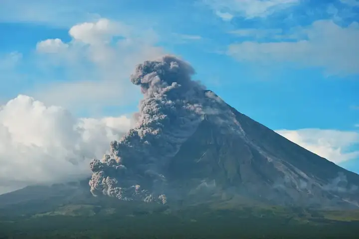 Mayon Volcano eruption at Daraga Church