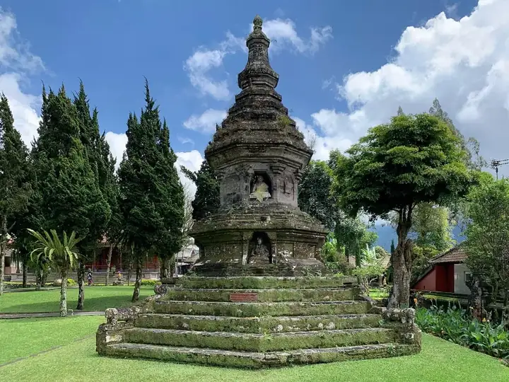 Buddhist Stupa, Pura Ulun Danu Bratan