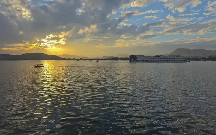 Lake Pichola at sunset, Udaipur, Rajasthan, India