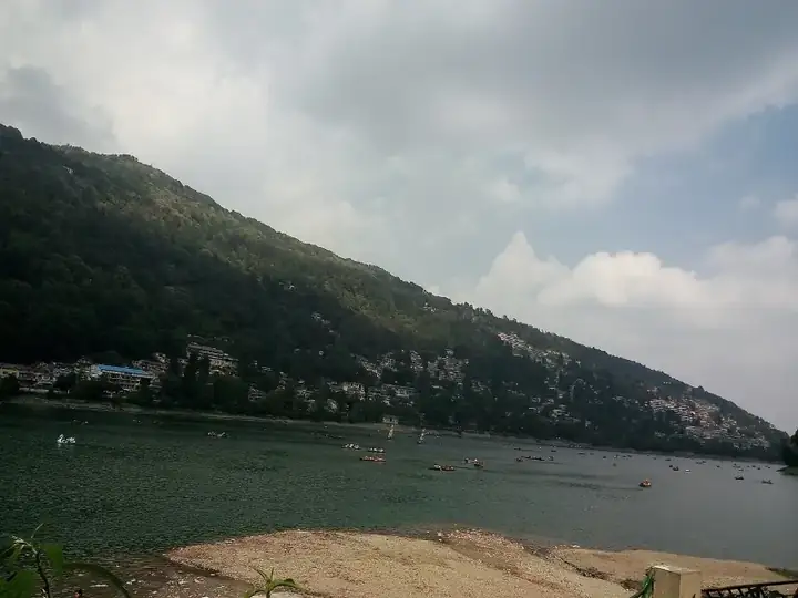 Naini lake scenery